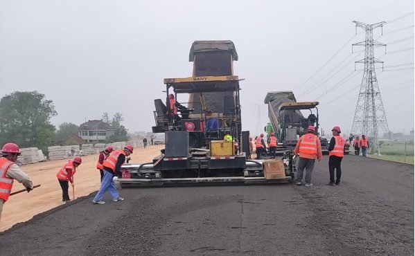 G3铜陵长江公铁大桥北引桥保通公路水稳摊铺施工顺利完工 bob手机网页版入口